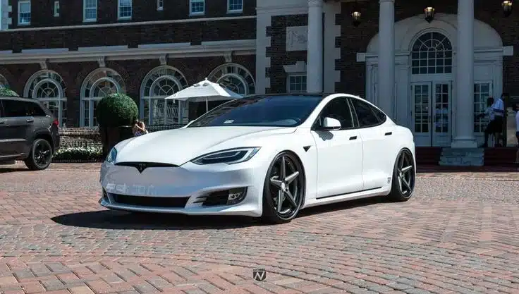 an image of the Tesla Model S—High-Tech Autopilot