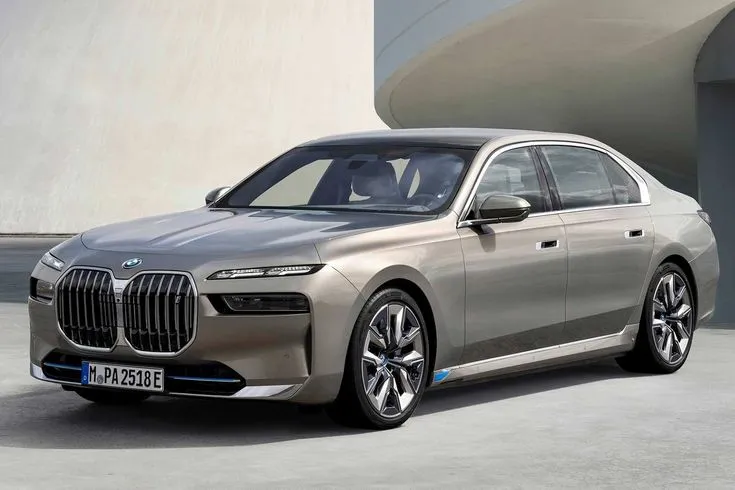 an image of a quietest car: BMW i7