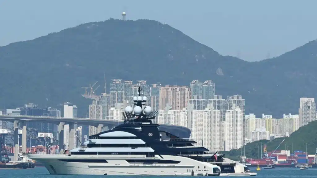 russian superyacht strait of hormuz​