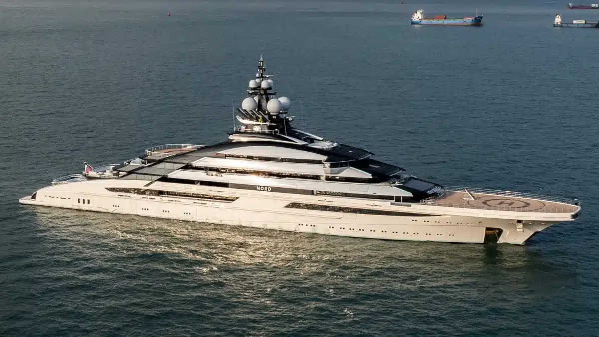 russian superyacht strait of hormuz​