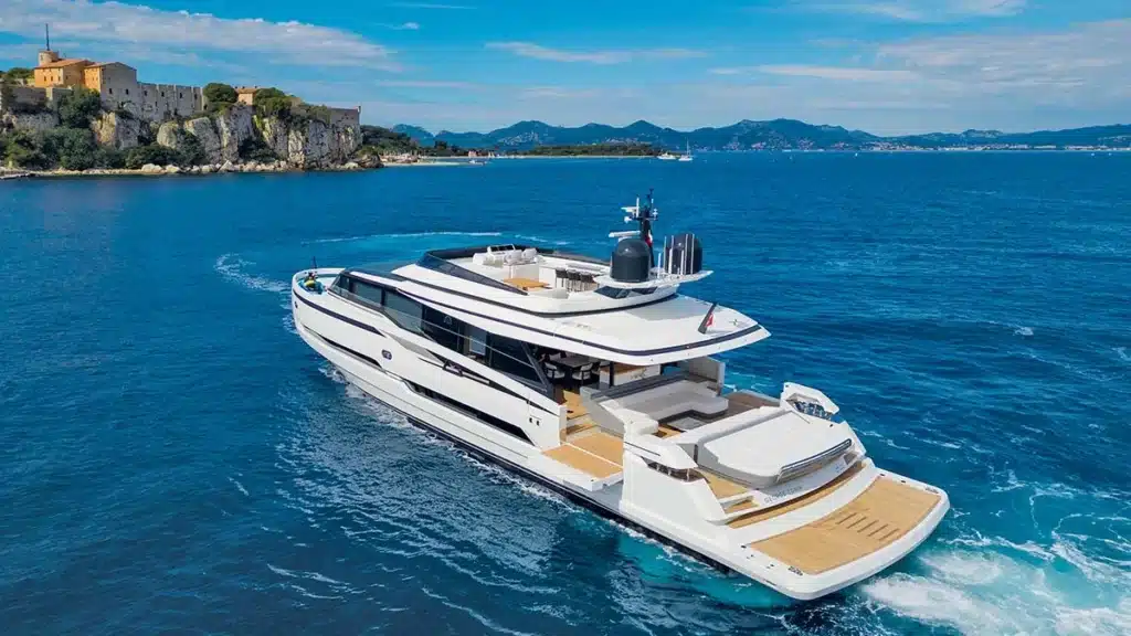 mini yacht