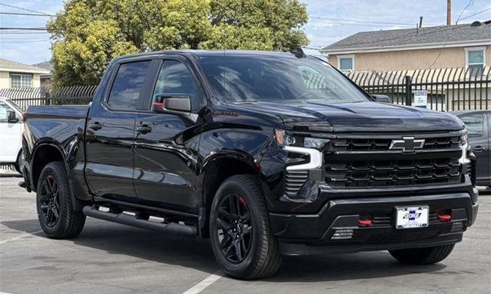 Black Chevrolet Silverado 1500 crew cab parked in a lot